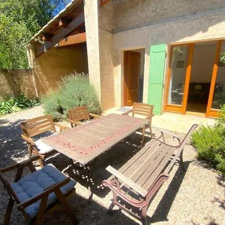 Maison Provencale Au Milieu Des Champs *