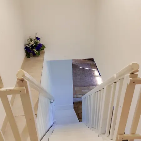 Maison Provencale Au Milieu Des Champs