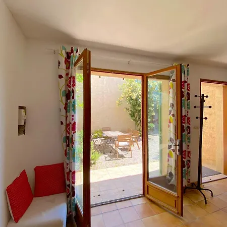 Maison Provencale Au Milieu Des Champs