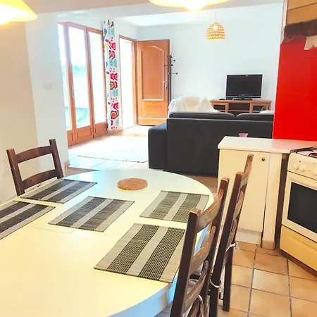 Holiday home Maison Provencale Au Milieu Des Champs Robion en Luberon