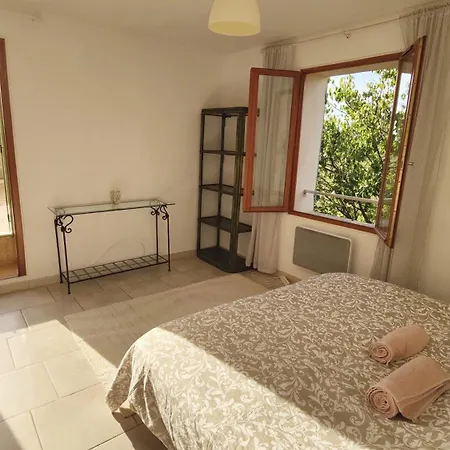 Maison Provencale Au Milieu Des Champs *