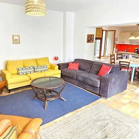 Maison Provencale Au Milieu Des Champs