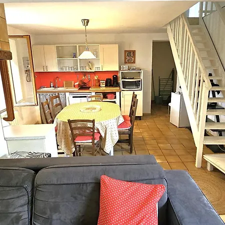 Maison Provencale Au Milieu Des Champs